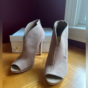 Nine West tariano taupe peep toe bootie Sz 8M